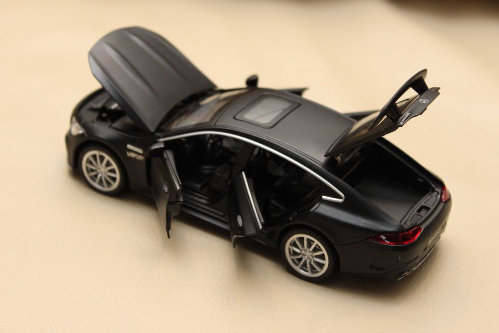 Model samochodu jak Mercedes AMG GT 1:32 światła dźwięk otwierany