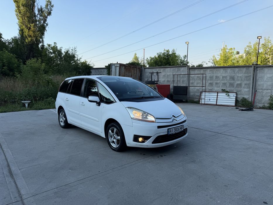 Продам семейный автомобиль