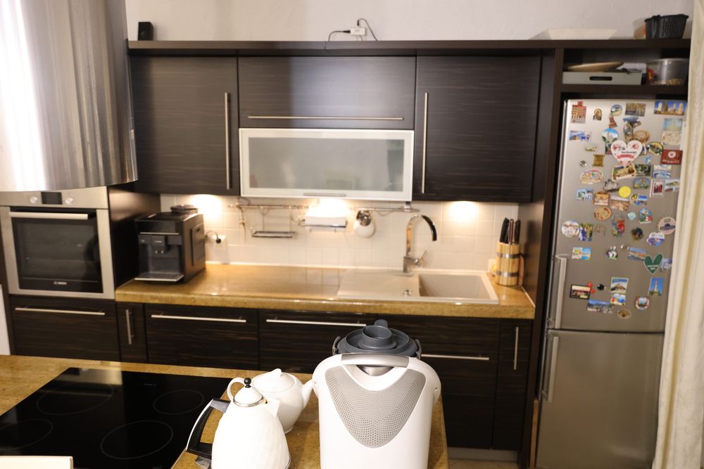 Kuchnia wraz z blatem granitowym i sprzętami