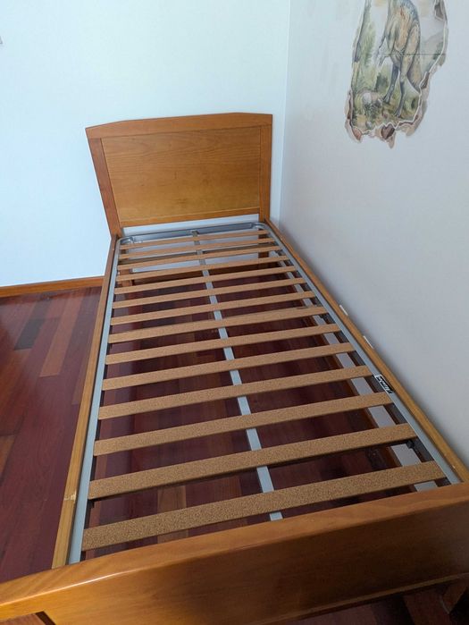 Cama de solteiro e mesa de cabeceira em Pinho