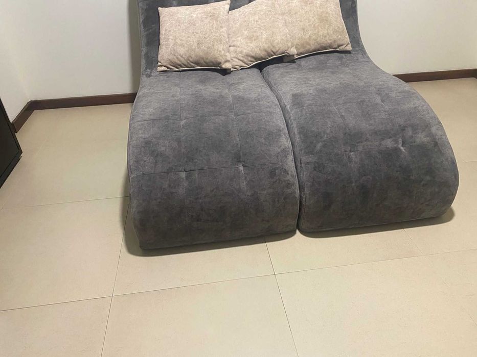 Duas chaise longues modernas cinza em excelente estado
