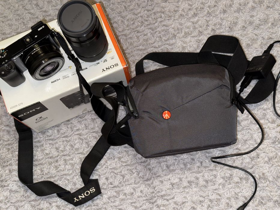 Aparat Sony alfa6000 z dwoma obiektywami