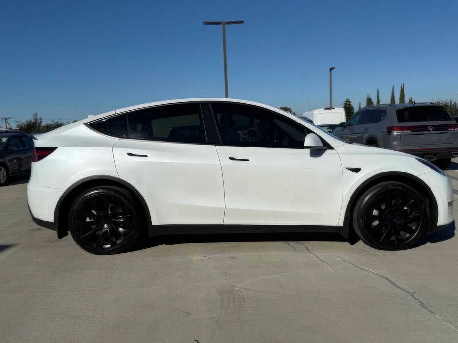 Tesla Model Y Long Range      2023