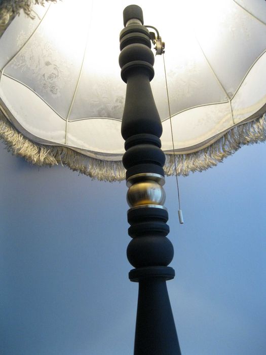 piękna lampa stojąca podłogowa  vintage z abażurem z mosiądzu i drewna