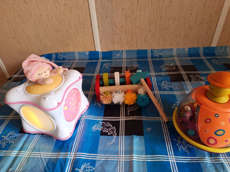 Розвивальні іграшки для малюків