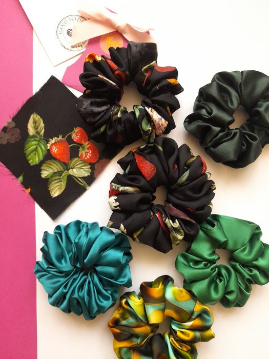 4 jedwabne scrunchie zielony turkus