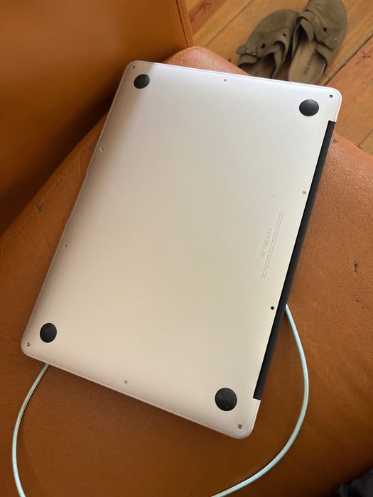 MacBook Air 13" (2017) i5 / 8GB / 128GB — Para Peças ou Reparação