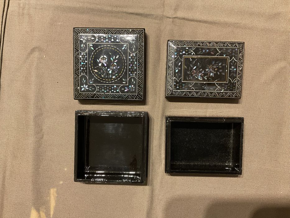 Duas peqeunas caixas chinesas lacadas com incrustações