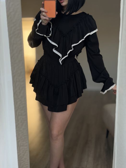 Чорна комбінезон-сукня з рюшками та білою обробкою з акцентом на таліі