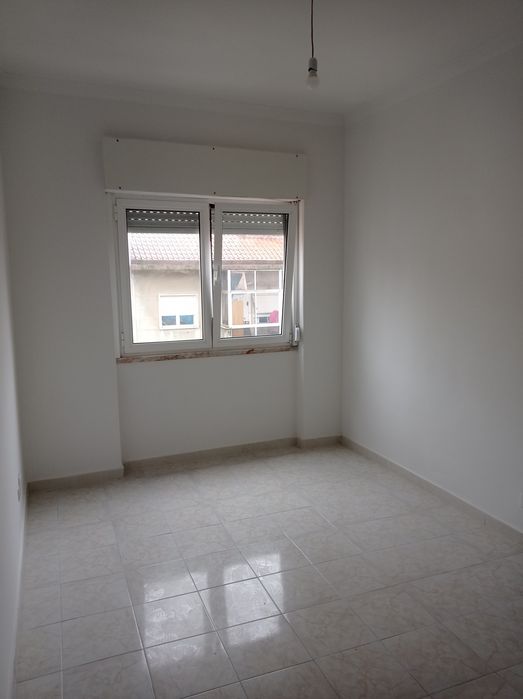 Aluga-se T1 - em Olival Basto