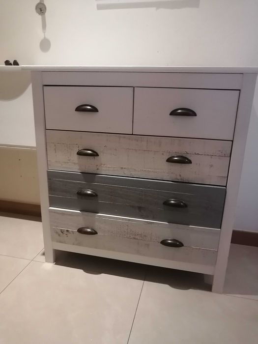 Cómoda com 5 gavetas