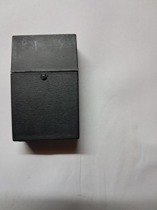 Зарядне для плоских батареєк.