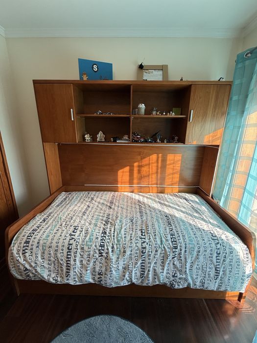 Cama solteiro com arrumacao ou outra cama por baixo mais secretária