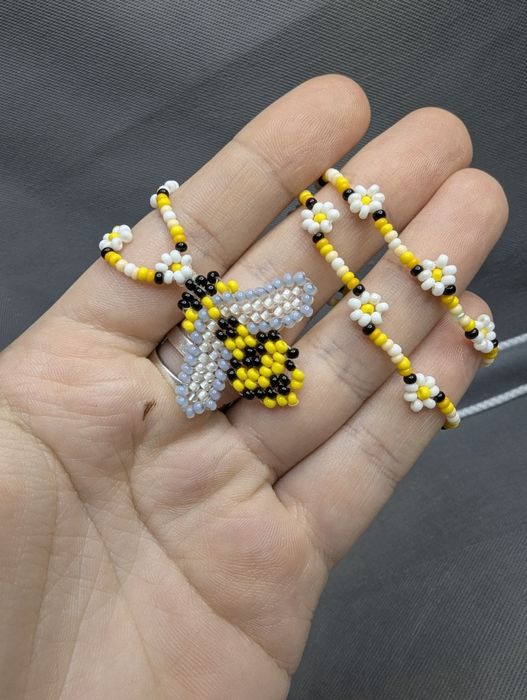 Підвіска ручної роботи з бісеру "Бджілка"