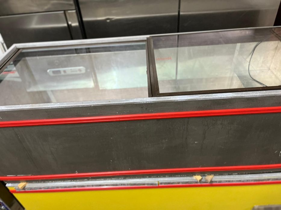 Skrzynia zamykana na zborze karpia ryby niesprawna zamrażarka duża