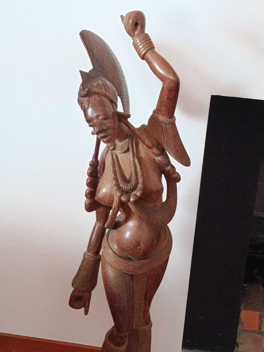 Estátua escultura africana etnica antiga madeira mulher guerreira