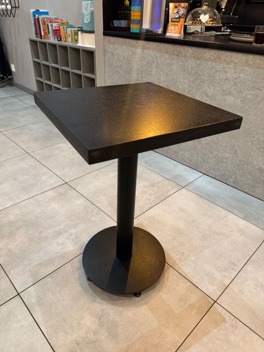 Czarny kwadratowy stół barowy PUB K marki Signal