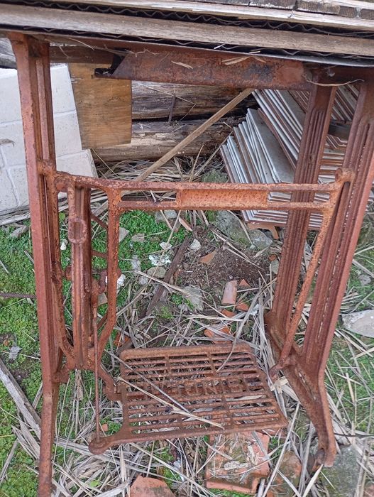 Dos pés de maquina de costura para restaurar