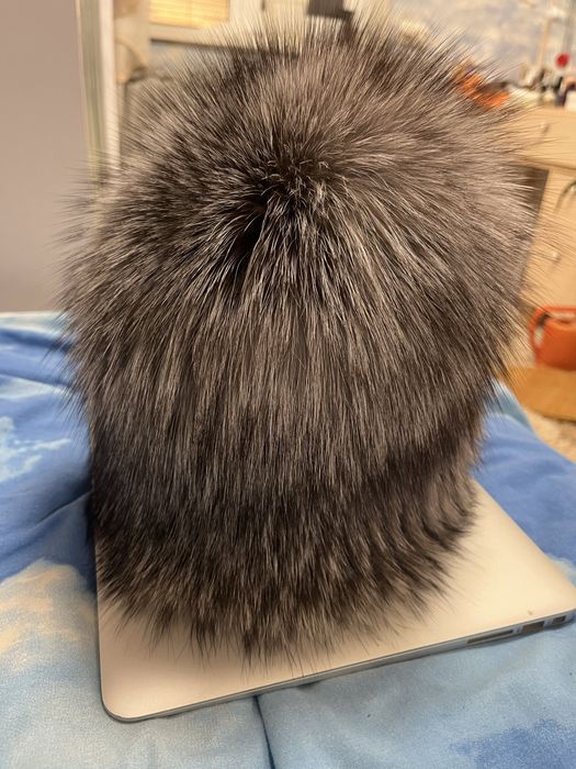 Вязана шапка з хутром чорнобурки