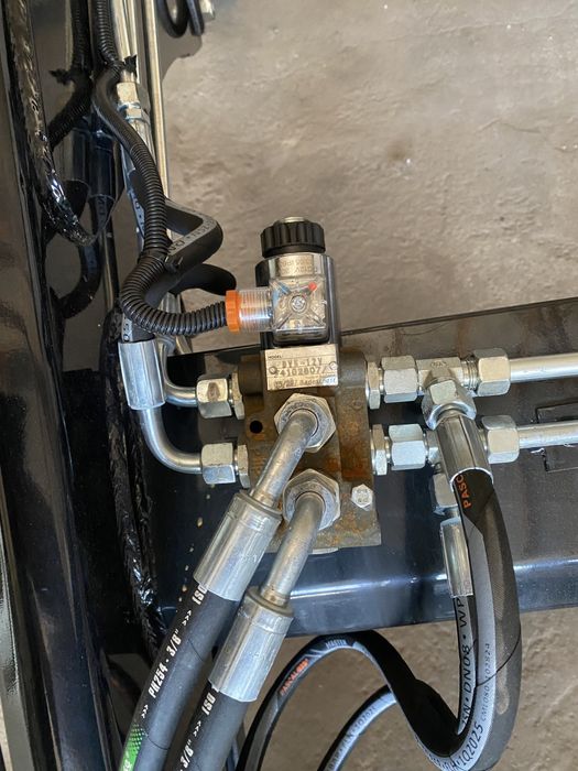 Фронтальний навантажувач на МТЗ ЮМЗ. Кун