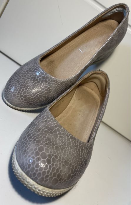 VICES popielate skórzane czółenka na koturnie 41