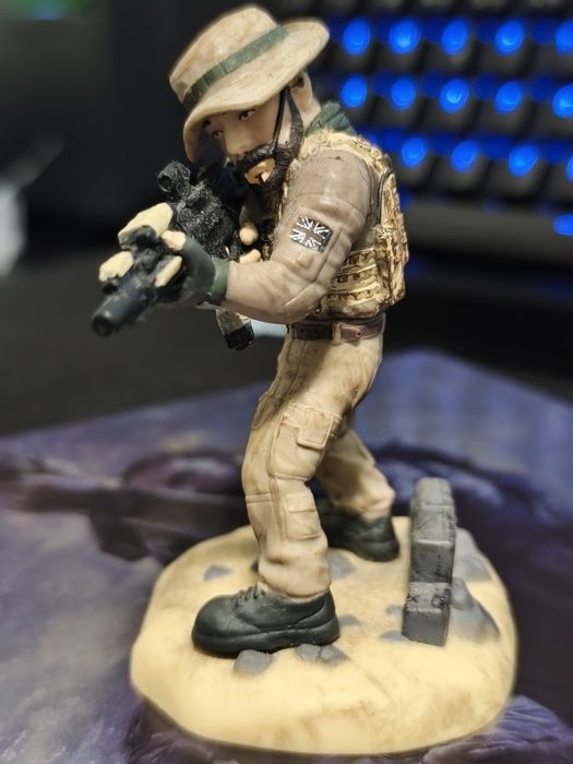 COD MW Steelbook + Captain Price (figura)