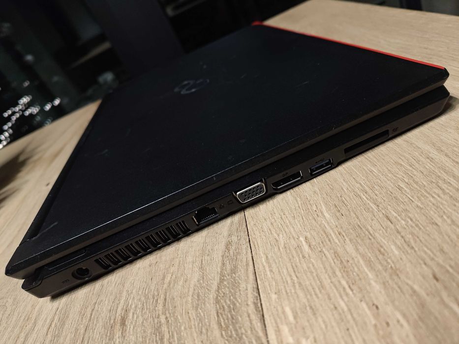 Fujitsu Lifebook E557 i5 7th