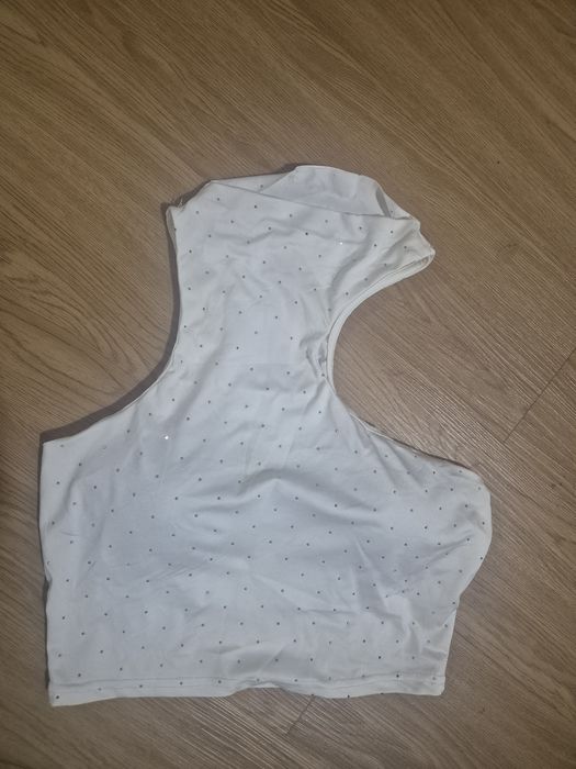 Top crop branco com brilhantes