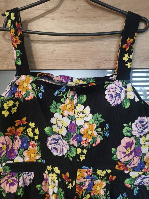 Sukienka w kwiaty elegancka 46