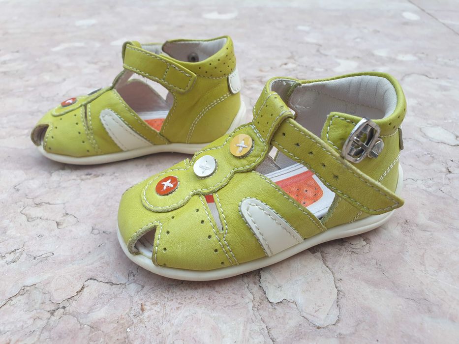 Sandálias para bébé tamanho 19