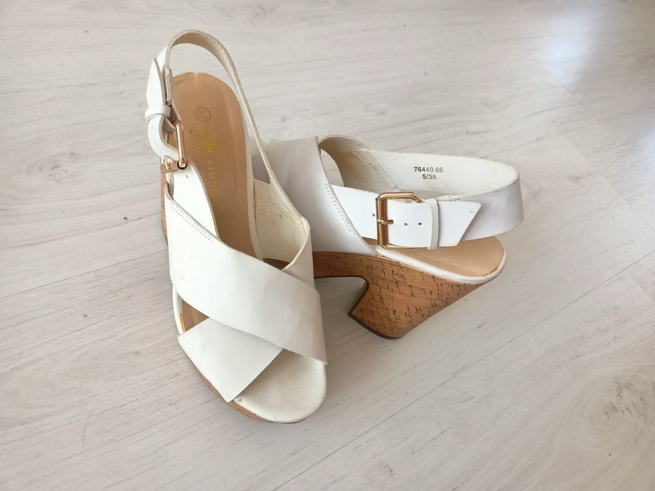 najmodniejsze na platformie  białe sandały - Atmosphere