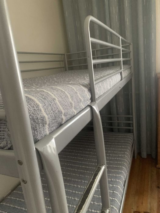 Beliche com 2 camas em perfeito estado de utilização e colchões incluidos