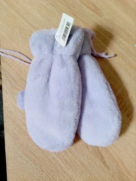 Варежки пушистые размер универсальный сиреневые на верёвке