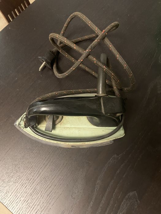 Ferro de engomar antigo