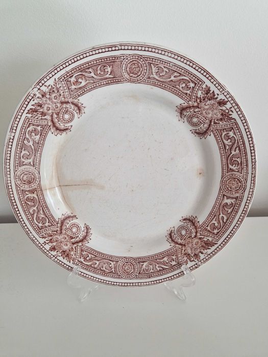2 pratos Real Fábrica de Sacavém, decoração METZ, séc. XIX/XX