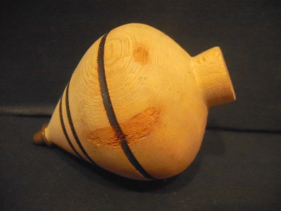 Pião antigo em madeira - brincado - anos 50/60