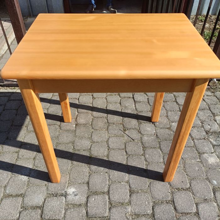 Stół sosnowy lakierowany