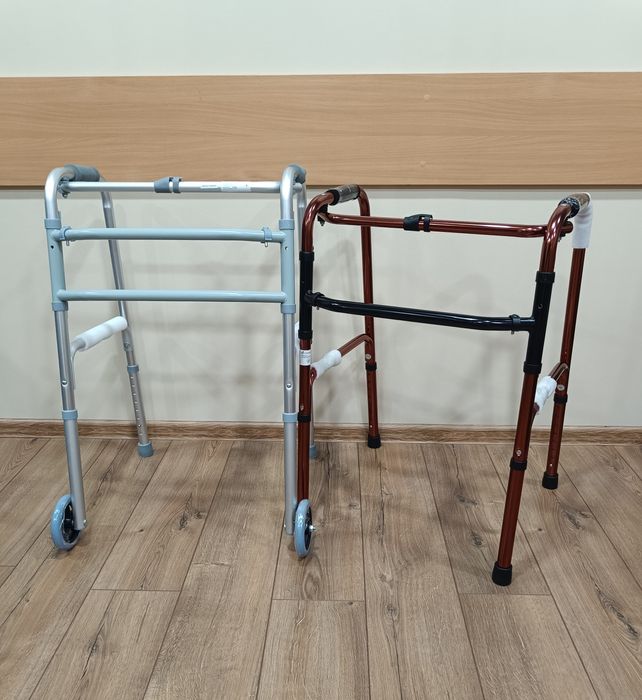 Ходунки (ходуни). На колесах та без. Крокуючі та переставні. Нові