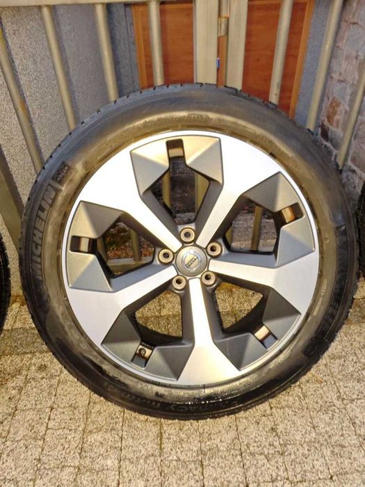 Oryginalne Felgi VOLVO 19 XC40, XC60 z oponami całorocznymi Michelin