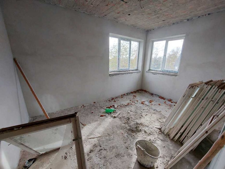 Продається добротний цегляний будинок з гаражем та літньою кухнею...