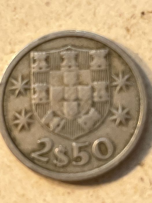Moeda  antiga de 2 escudos e 50 centavos