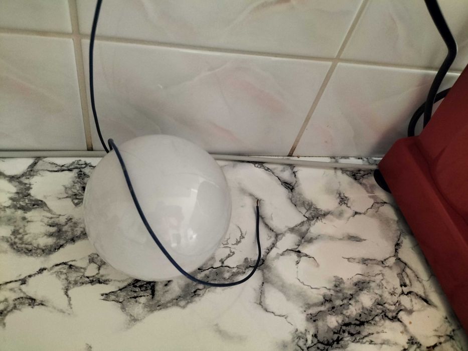 Lampka lustra łazienkowego.