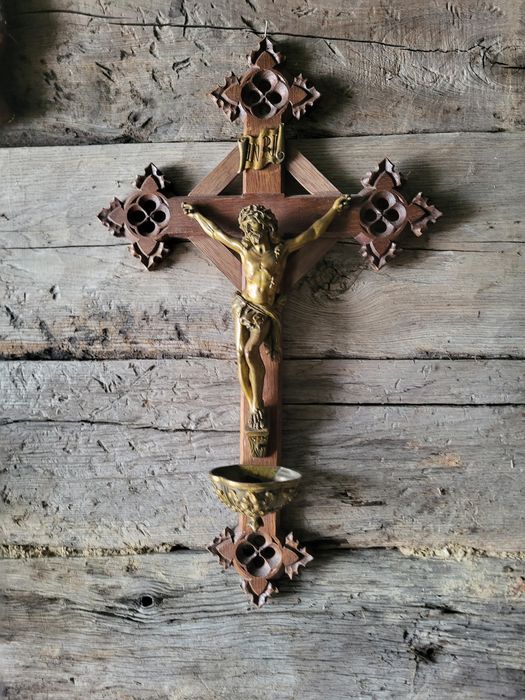 Rzeźbiony drewniany krzyż neogotycki kropielnica do kościoła