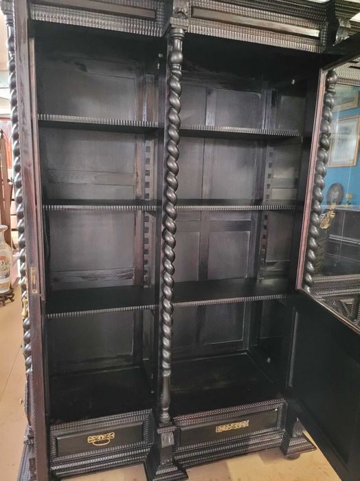 Livreiro antigo em madeira maciça trabalhada - ótimo estado