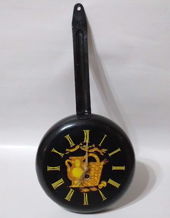 Настінний механічний годинник - сковородка, маяк, 70-80 рр. срср.