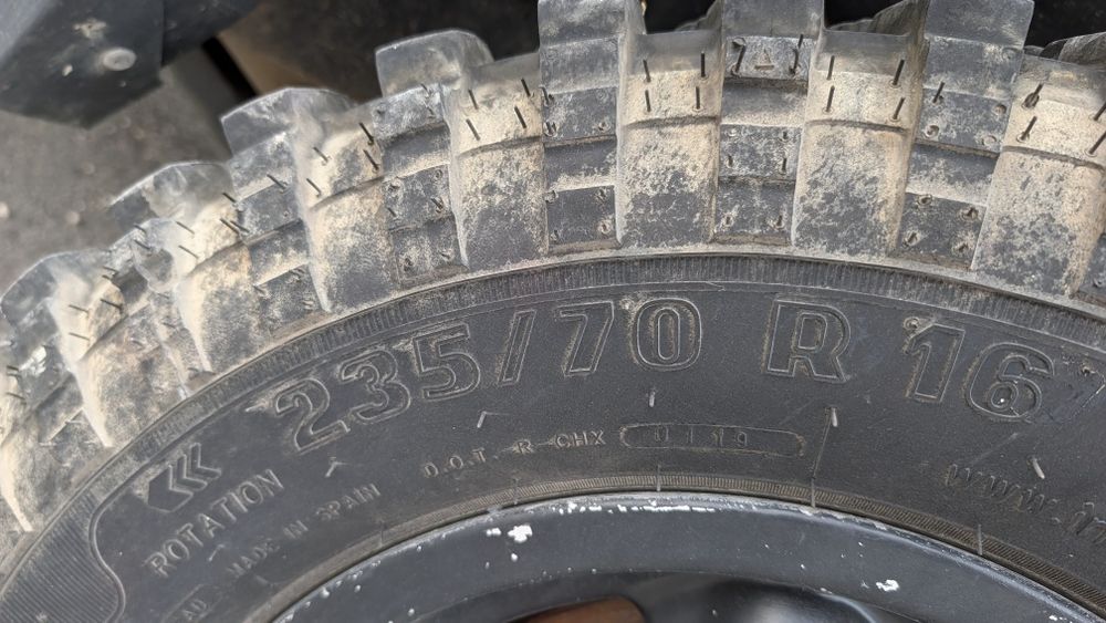 Vendo pneus 235 70 R 16