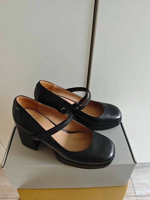 Czółenka z paskiem typu Mary Jane