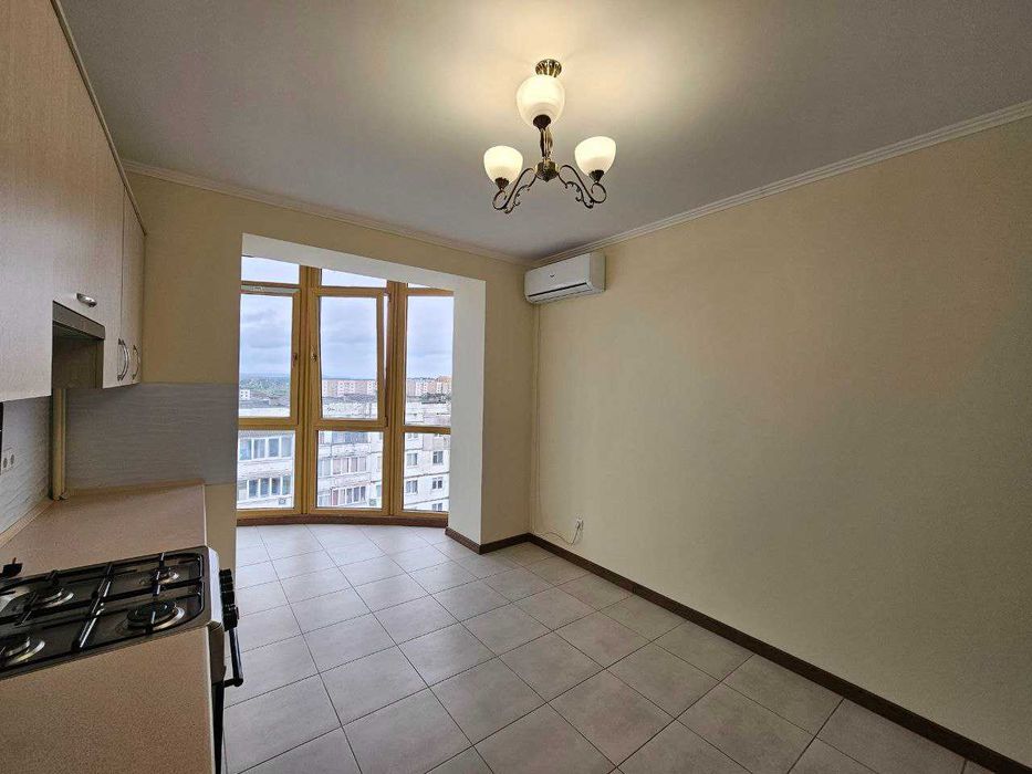 Продається 1-кімнатна квартира площею 42 м² по вулиці Хоткевича.