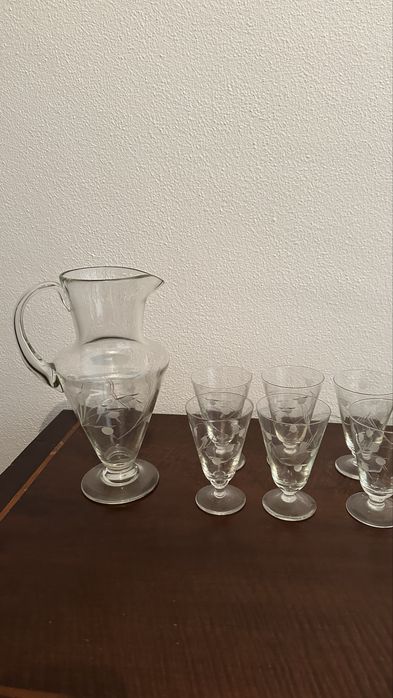 Conjunto copos e jarro vinho braco e vinho tinto