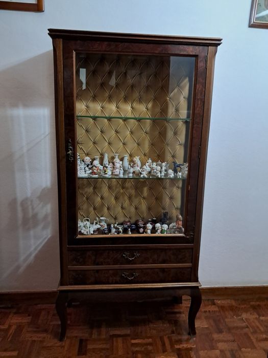 Vitrine  de madeira com estofo creme